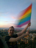 Enarbolando la bandera arcoiris